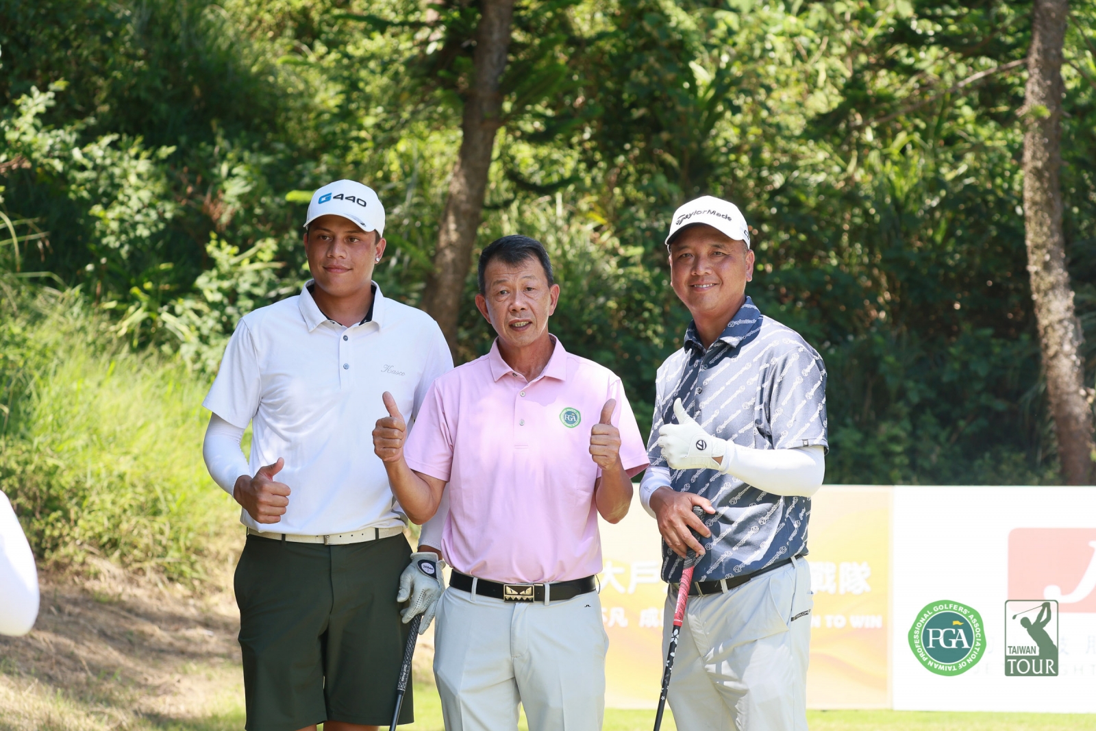 TPGA陳榮興理事長(中)主持延長加賽儀式也為兩位選手沙比亞特.馬克(左)和呂偉智加油打氣(鍾豐榮攝影)