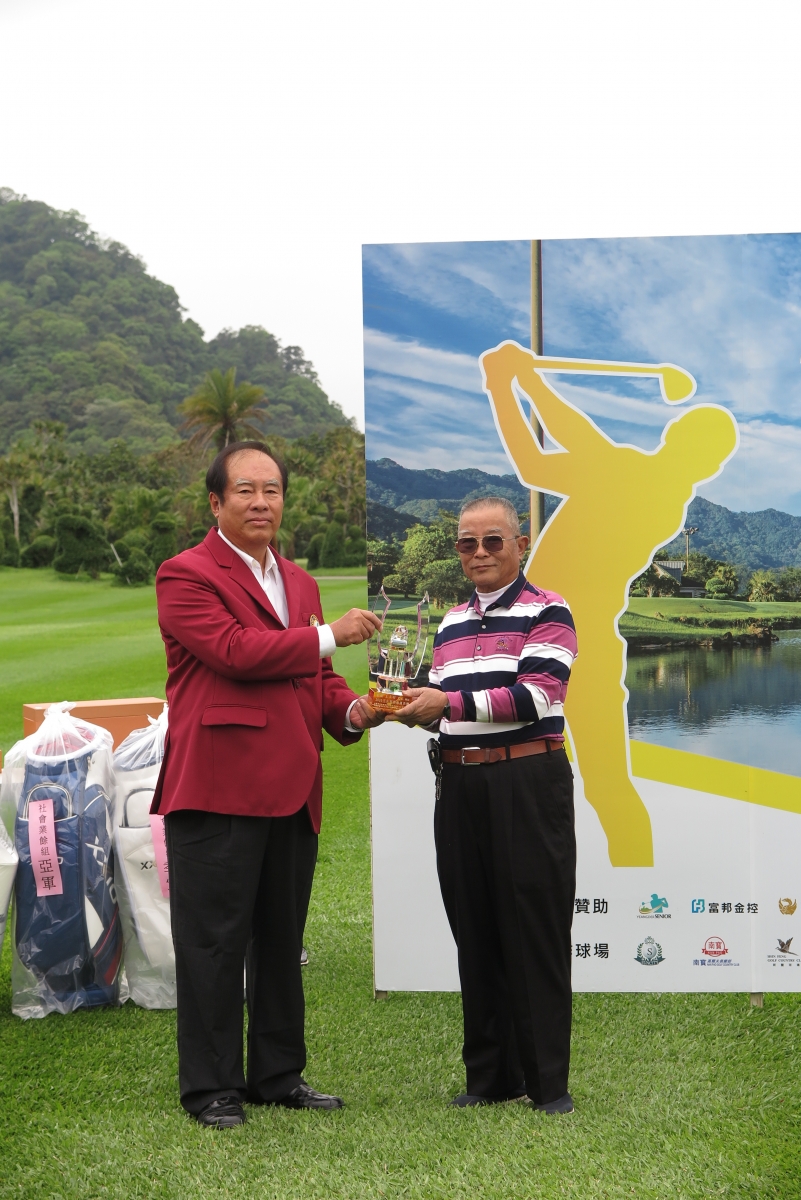 TSPGA頒發榮譽會員獎盃給王永樹(右)
