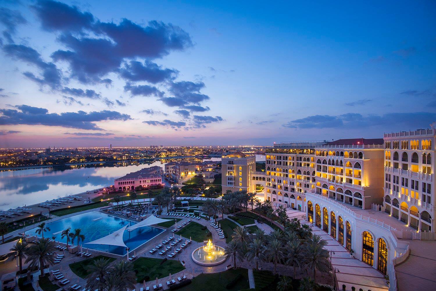 5星級麗池卡爾登阿布達比大運河飯店是阿拉伯地區首屈一指的奢華住宿，環境與服務俱屬一流，距離繁華的市區僅有1,500公尺。