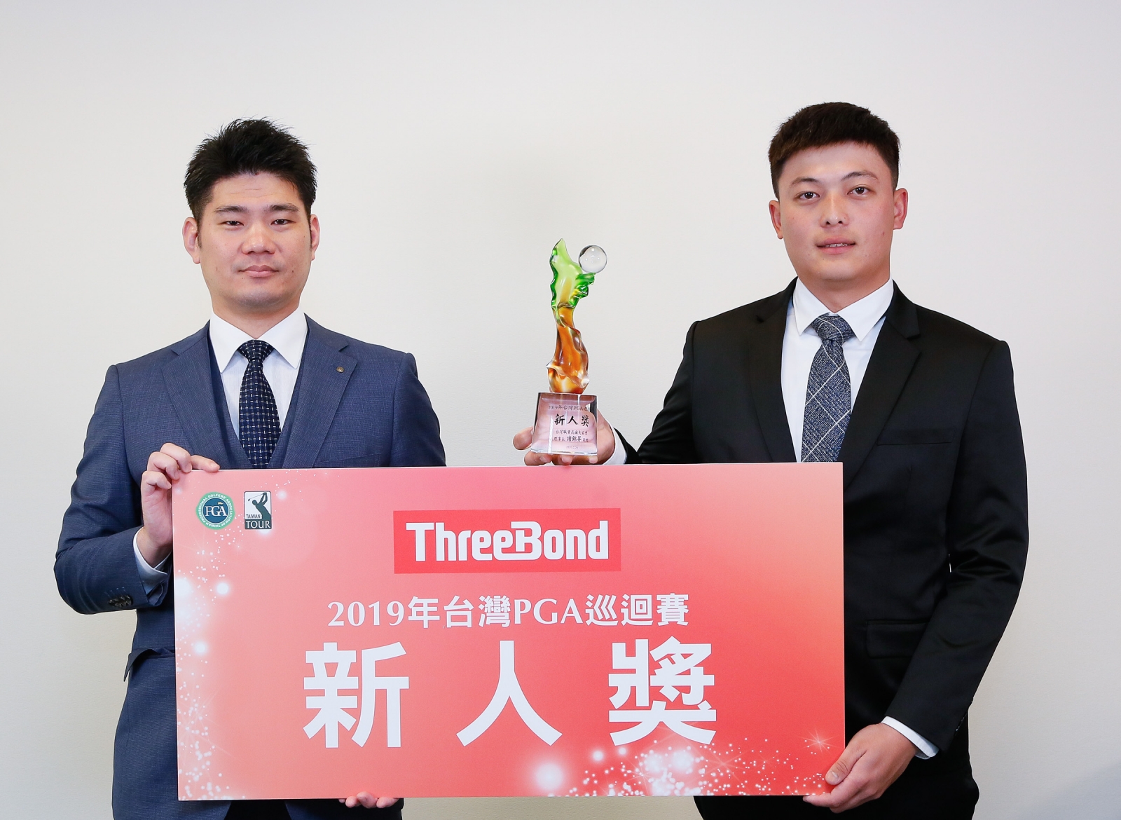 ThreeBond 台灣分公司總經理泰地宏和（左）頒發TB挑戰巡迴賽最佳新人獎項給得獎選手黃議增(葉勇宏攝)