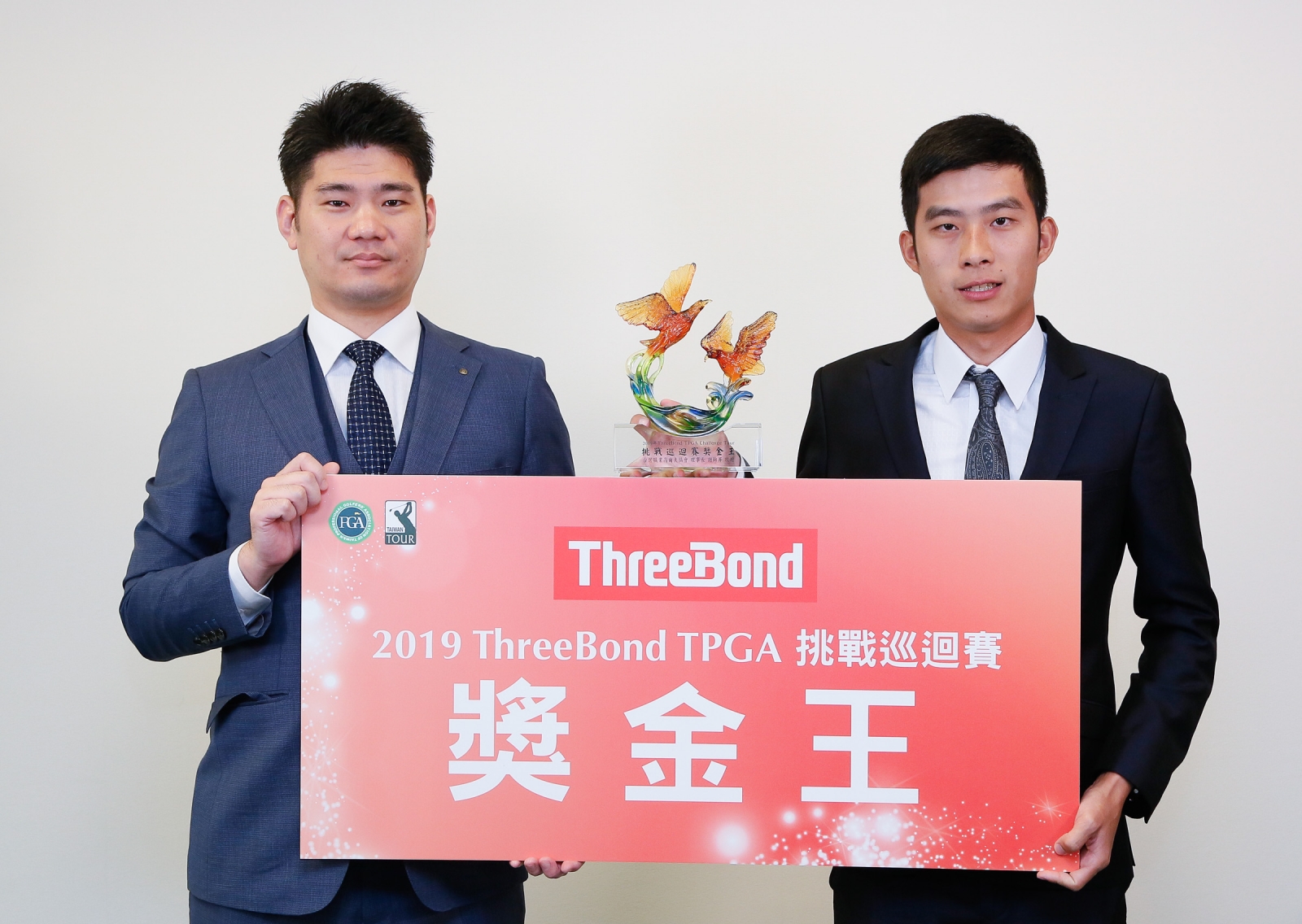 ThreeBond 台灣分公司總經理泰地宏和（左）頒發TB挑戰巡迴賽獎金王獎項給得獎選手張哲瑜(葉勇宏攝)