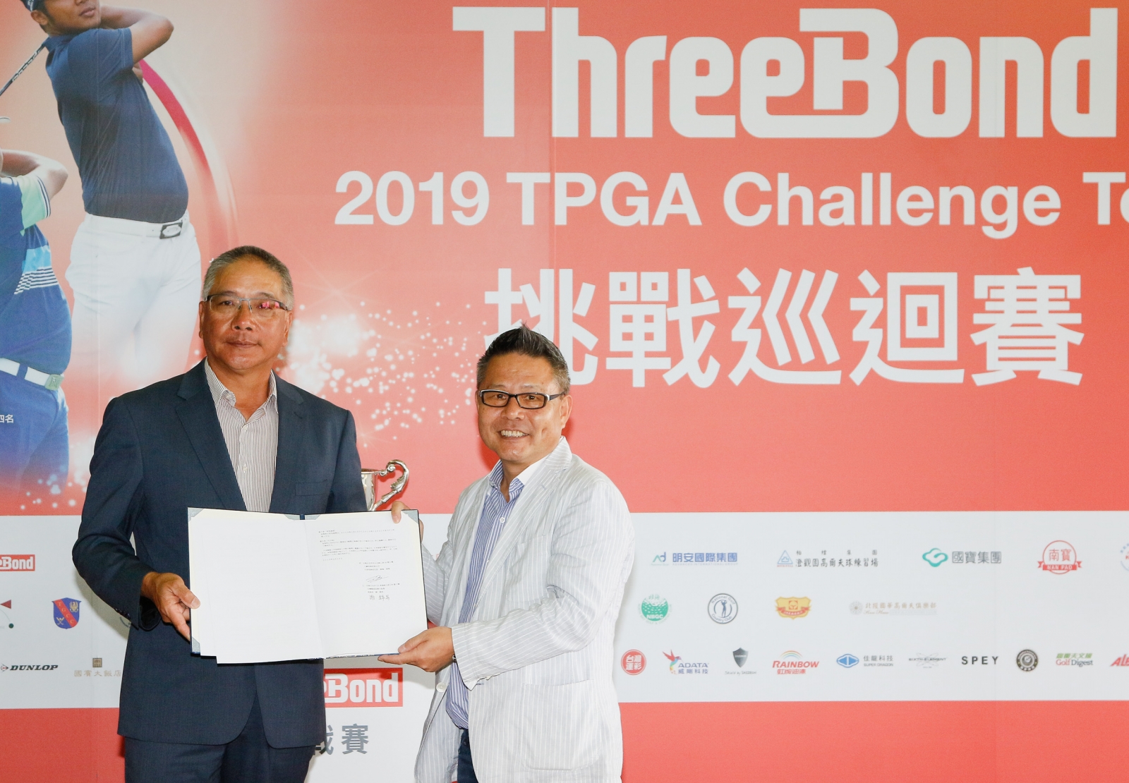 ThreeBond 香港有限公司社長兼重道雄(右)與TPGA理事長謝錦昇共同簽署2019年挑戰巡迴賽總冠名合約書_(葉勇宏攝)