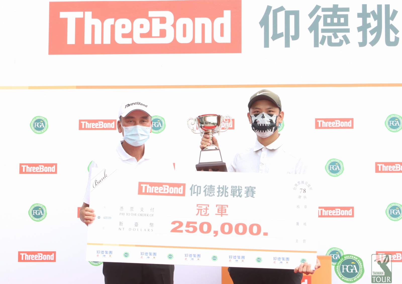 ThreeBond挑戰巡迴賽執行長陳志忠(左)職業冠軍獎盃及獎金給許閎軒(鍾豐榮攝影)