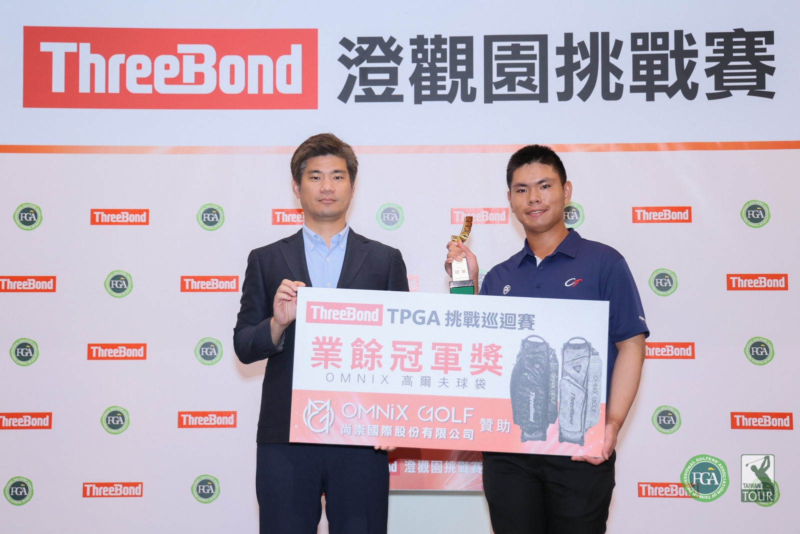 ThreeBond香港有限公司台灣分公司支店長泰地宏和(左)頒發業餘冠軍獎盃及獎品給業餘冠軍胡宇棠(TPGA_林聖凱攝影)