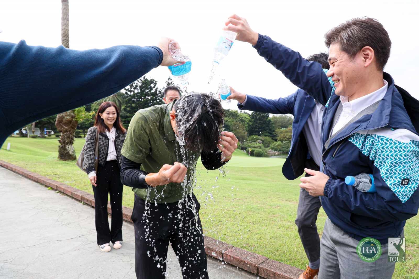 ThreeBond香港有限公司台灣分公司總經理泰地宏和(右)為冠軍選手楊孝哲潑水慶祝(TPGA_林聖凱攝影)