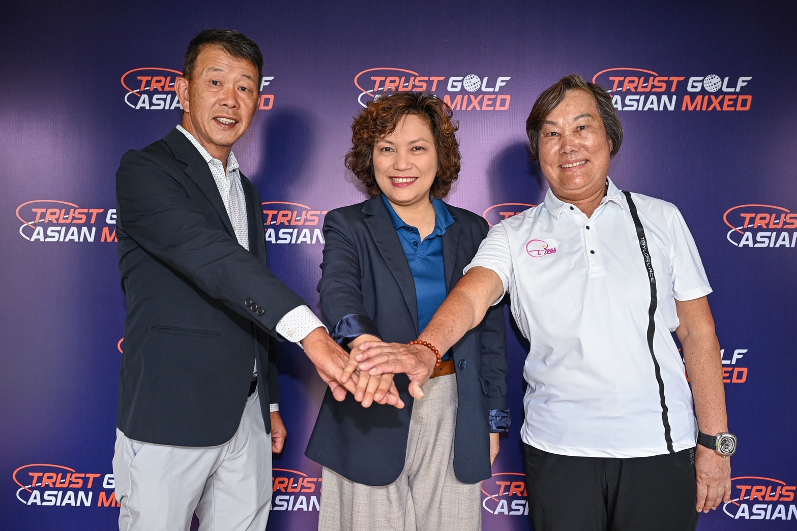 Trust Golf Tour創辦人普琳博士 Dr. Prin Singhanart（中）首次與TPGA理事長陳榮興（左）及TLPGA理事長劉依貞合作三方共證舉辦亞洲男女混合賽。（TrustGolf提供）