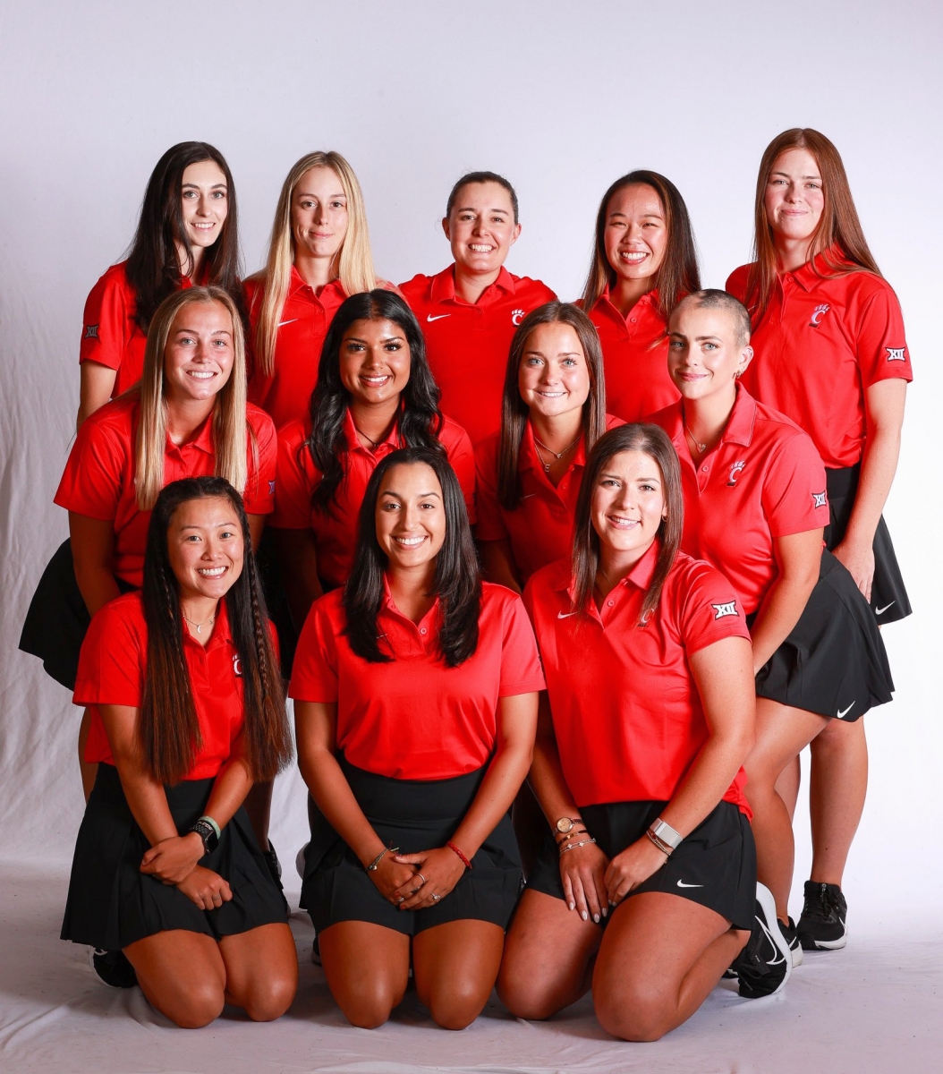 江語葳(三排右二)與女子高爾夫校隊2023-24賽季的定裝照。(Photo by Cincinnati Women's Golf)