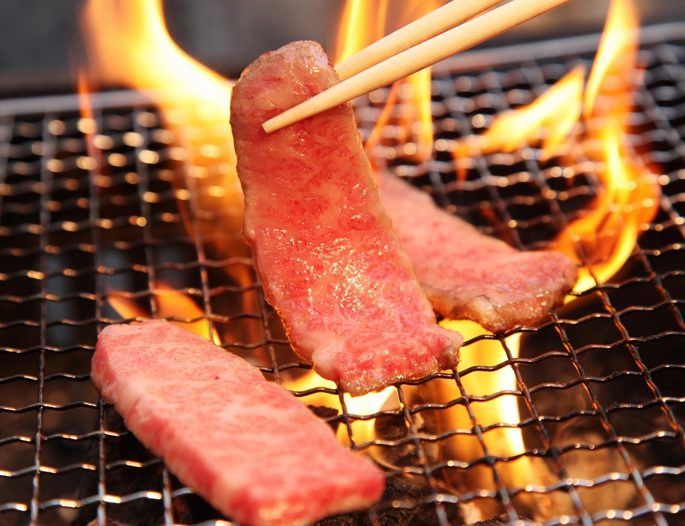 日式燒肉套餐＋水酒暢飲。