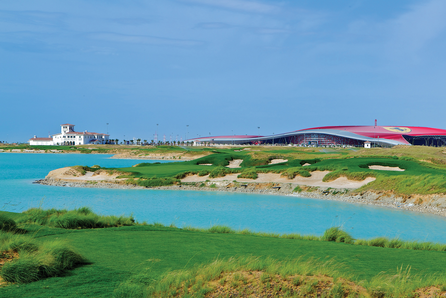 Yas Links Par-3第17洞，背景是會館和Ferrari World。