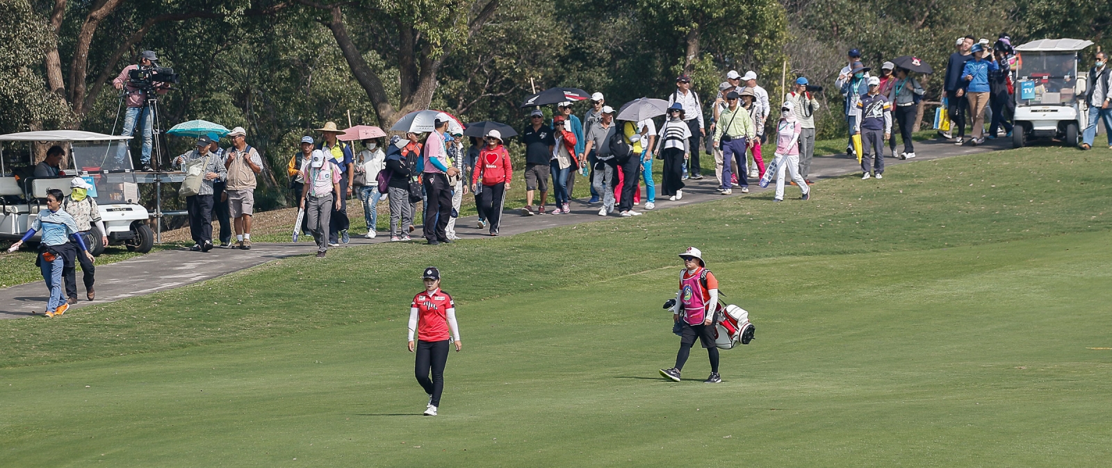 熱情的觀眾持續湧入球場，享受這南台灣前所未有的國際級高爾夫盛會。