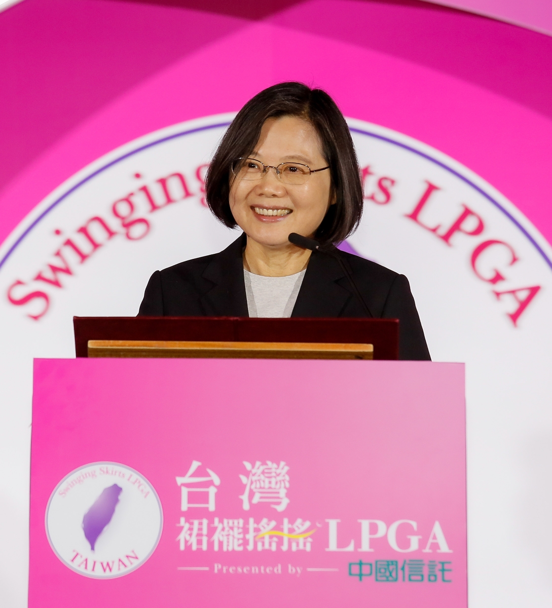 總統蔡英文今晚親臨歡迎晚會現場，以行動力挺台灣裙襬搖搖LPGA。