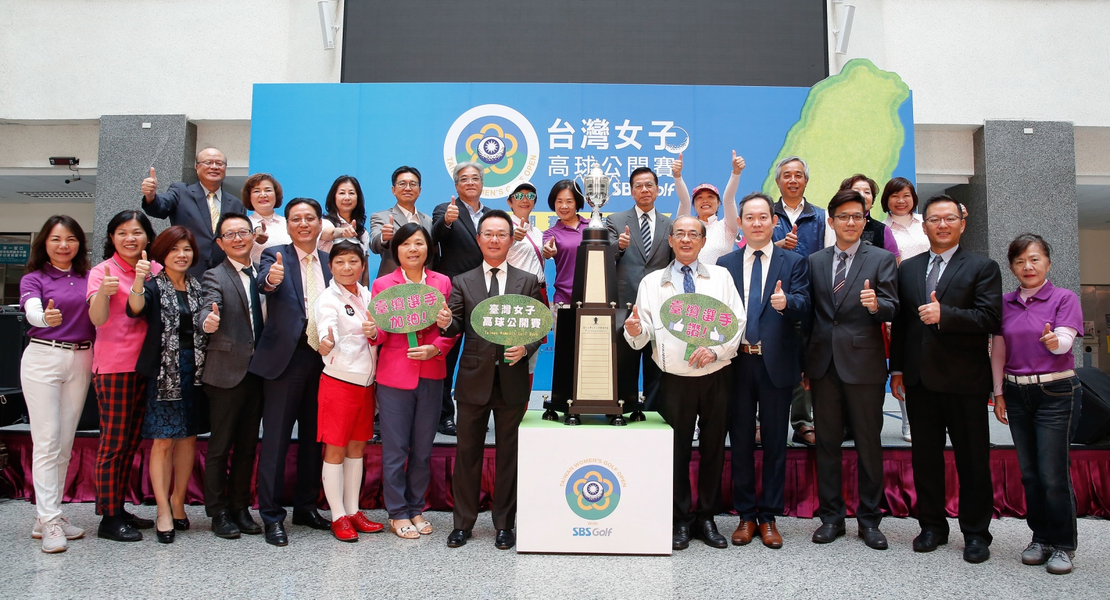 中華高協理事長王政松(前排左8)、高雄市副市長洪東煒(前排左9)、君鴻國際酒店董事長張慶輝(前排右2)、贊助企業、及高雄各界人士熱烈歡迎賽事在高雄登場。