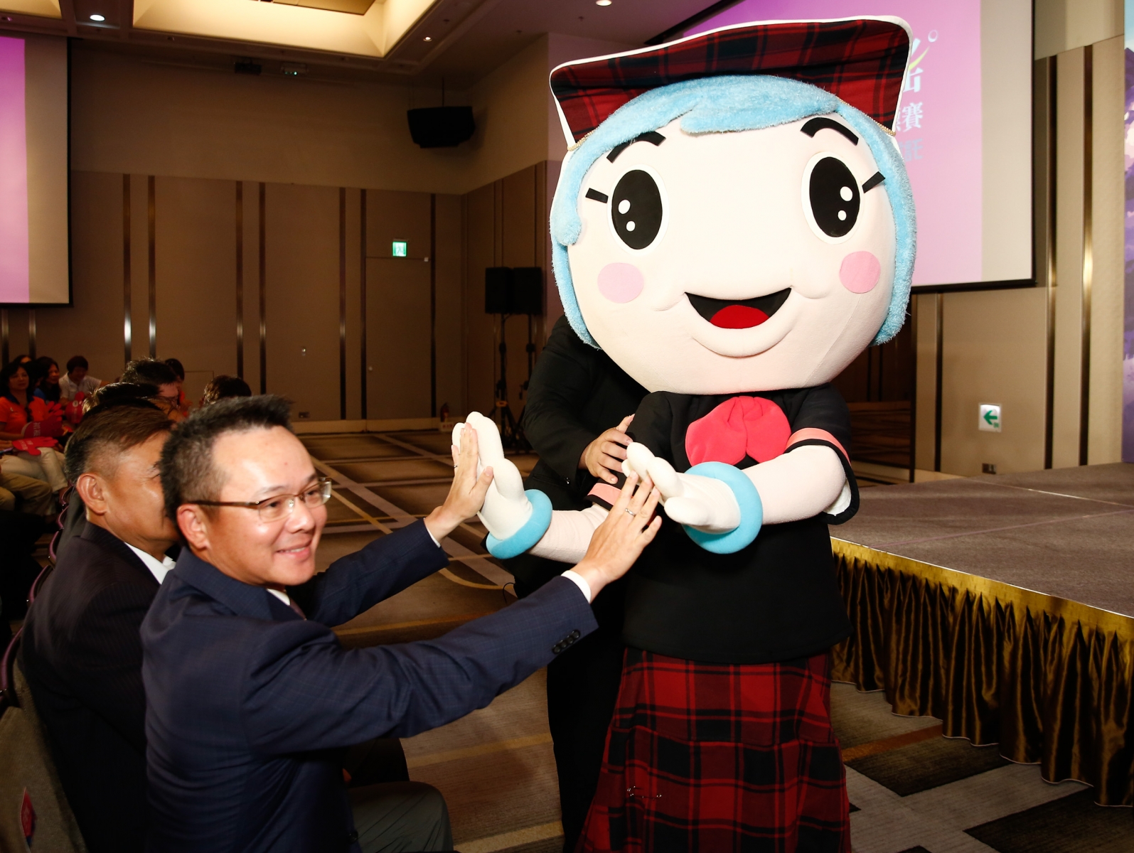 裙襬搖搖基金會董事長王政松(左)與2018裙襬搖搖LPGA台灣錦標賽吉祥物擊掌。