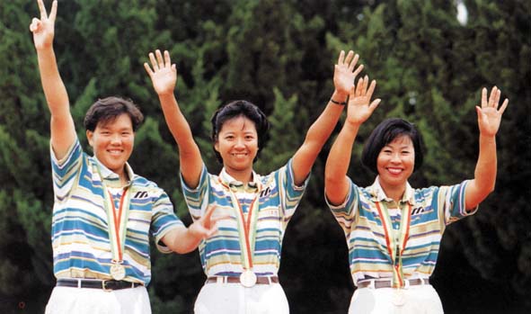 1994年亞運奪牌的台灣女將，左起黃玉珍、李瑞慧、張錦霞回到棕梠湖慶功。(資料照片)