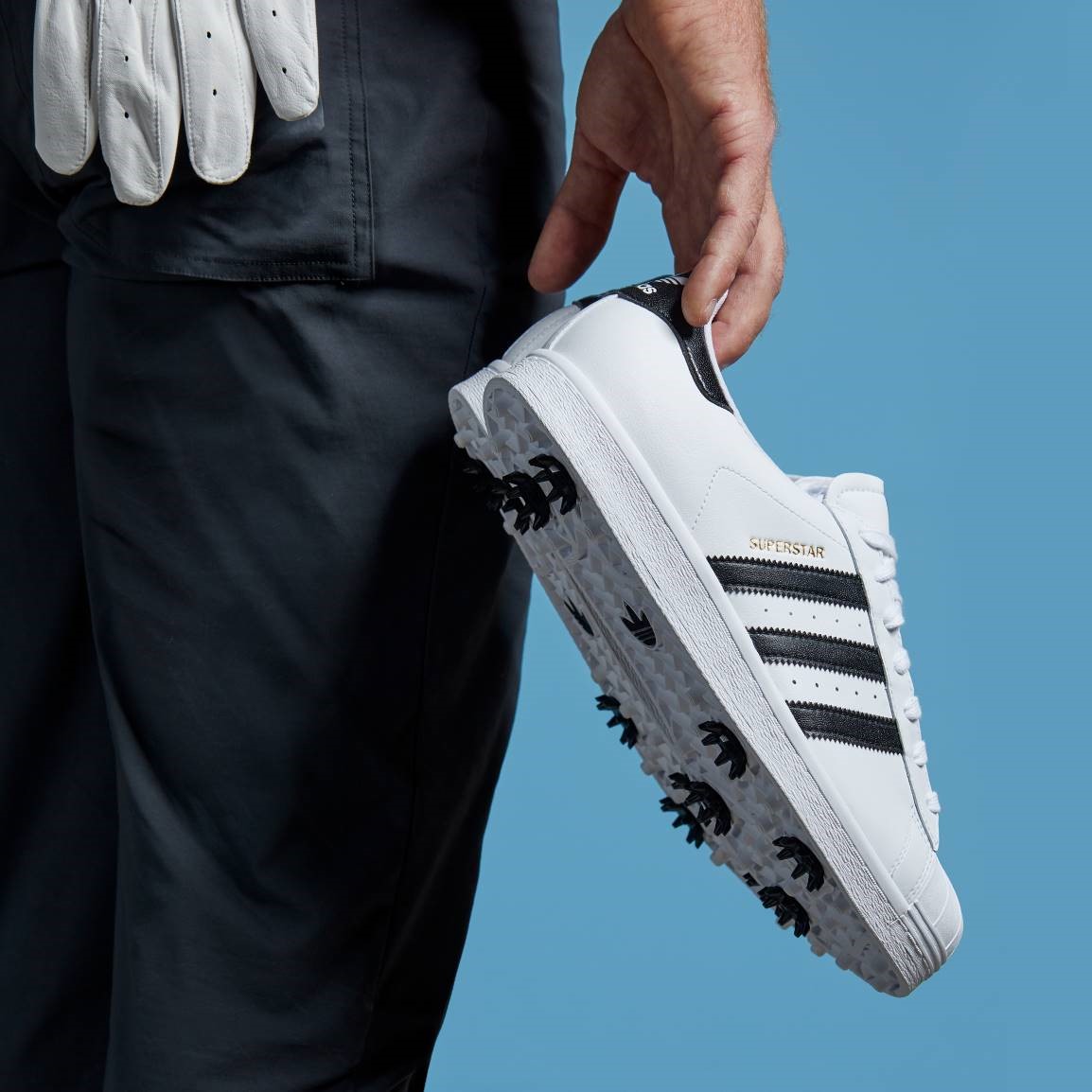 adidas Golf為Superstar鞋款帶來多變造型，於鞋底設計六顆防滑鞋釘與輔助突榫，以發揮專業高球鞋款性能。