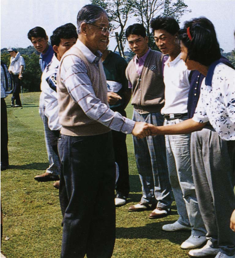 1994年廣島亞運我高爾夫男女代表隊於嘉義棕梠湖球場集訓期間，總統李登輝親來探視。(棕梠湖渡假村檔案照片)