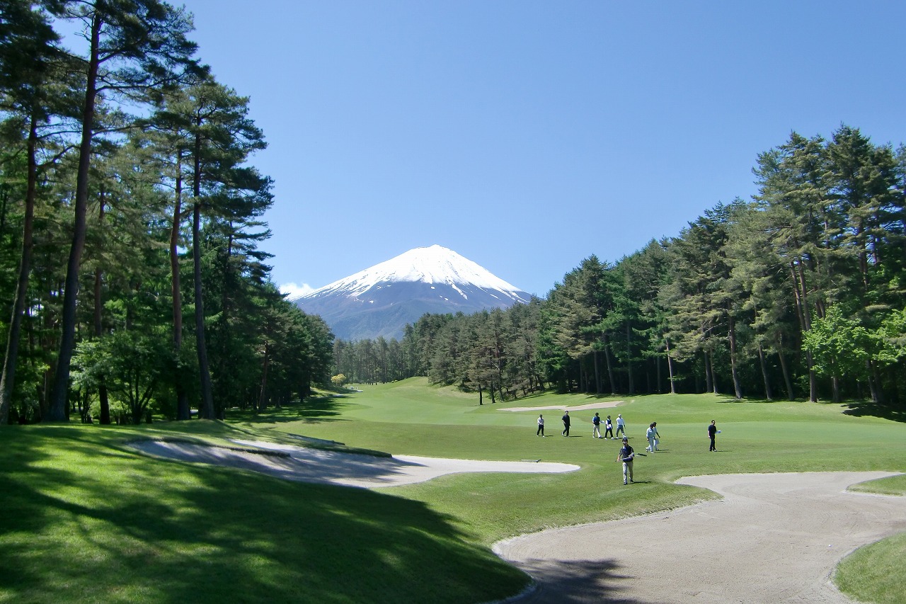 享譽全球的富士山是日本重要的象徵之一，日本的高爾夫球友最愛到富士山周邊地帶打球，體驗一邊打球，一邊欣賞富士山美景的極致享受。