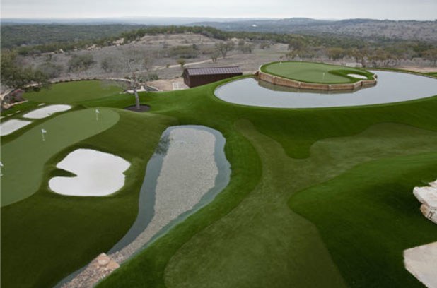 短打教學大師Dave Pelz自家後院的練習果嶺仿照TPC Sawgrass第17洞(上)和Augusta National第12洞打造。