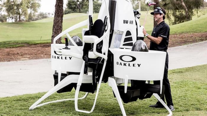 華生和Oakley聯手推出「Bubba’s Jetpack」個人噴射飛行器提供球友交通新選擇。