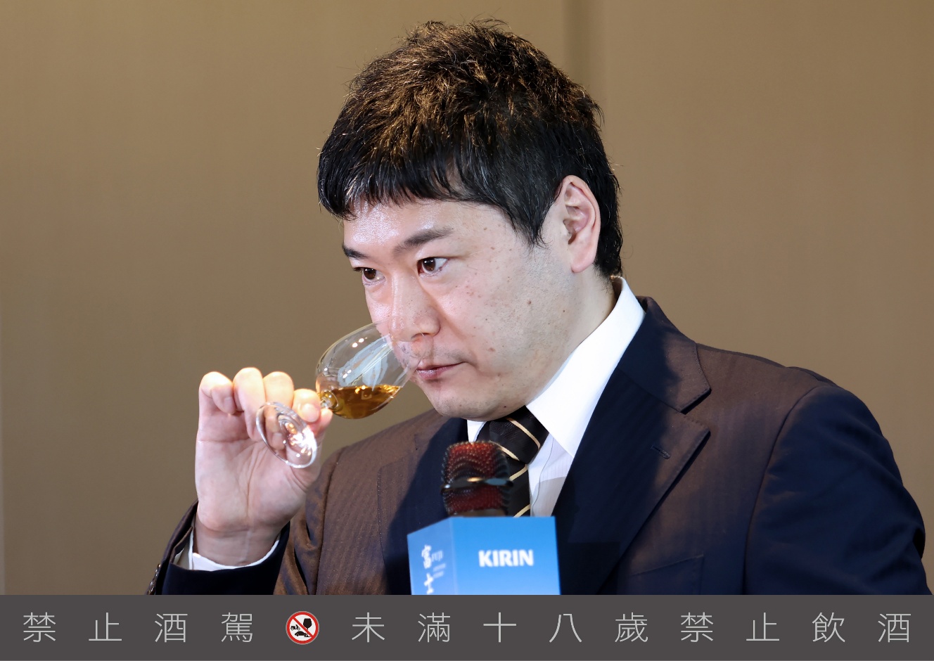 富士御殿場蒸溜所調酒師-竹重 元氣揭示「富士」系列背後的風土奧義與工藝精神，現場讓賓客透過品飲體驗展現日本匠心與自然融合的極致美學。