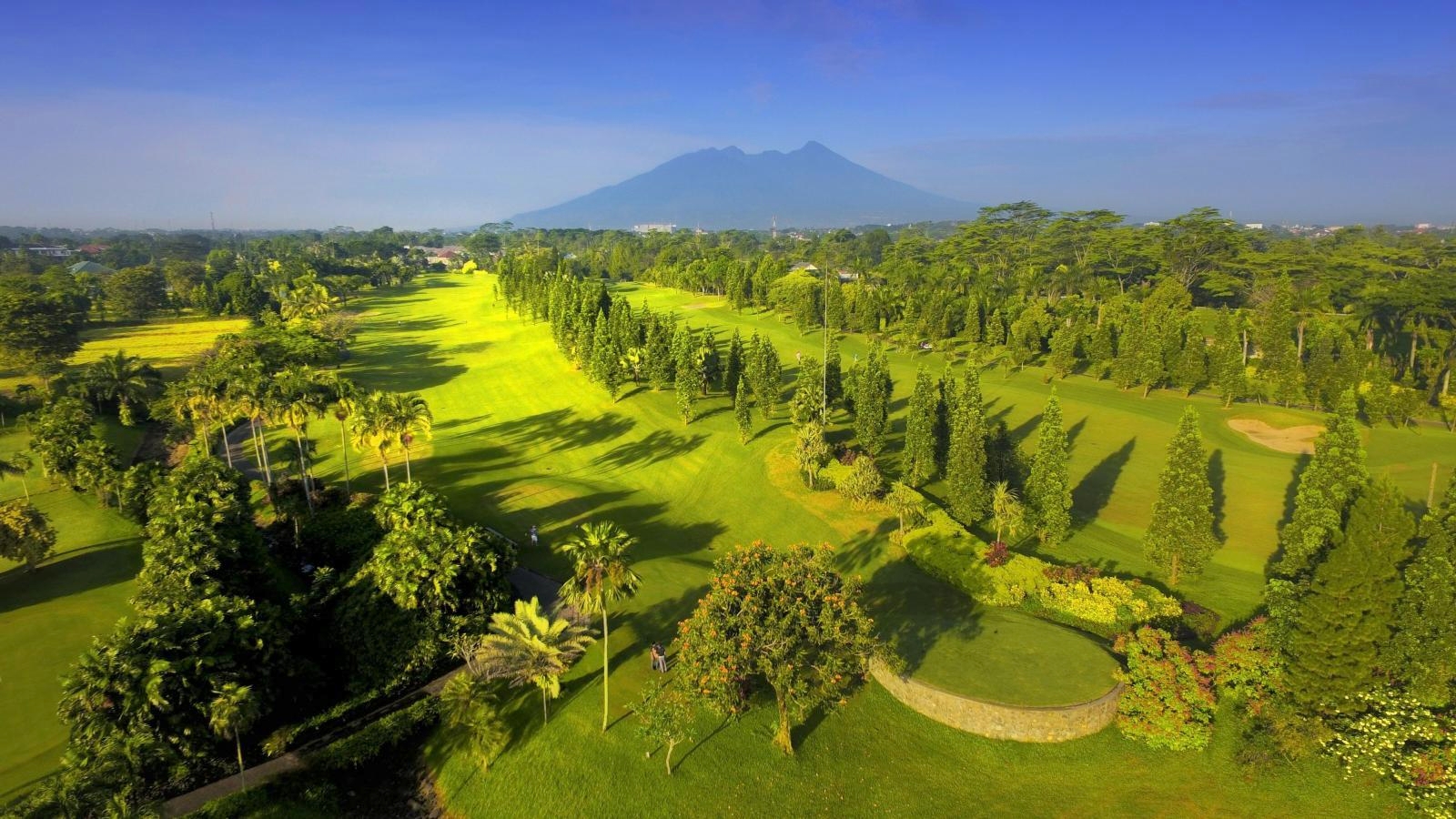 Klub Golf Bogor Raya；遠景為海拔3,019米的休火山龐朗奧(Pangrango)。