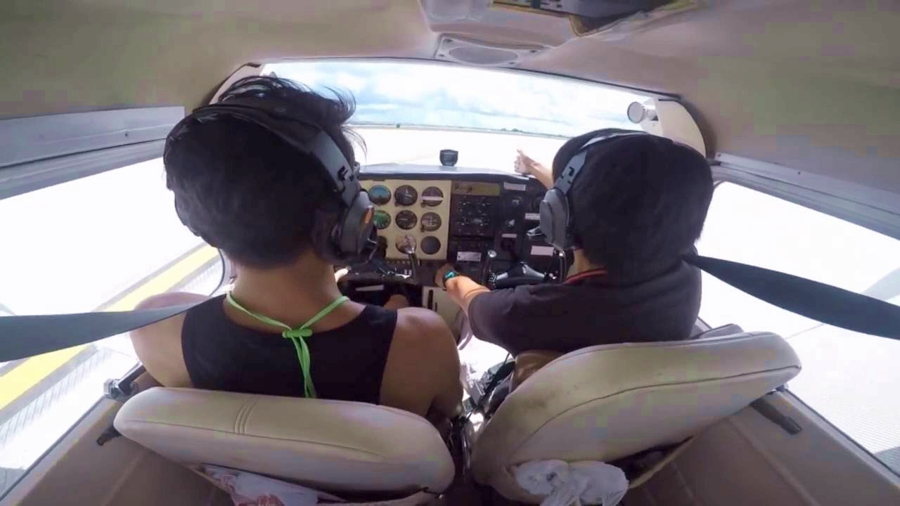 在教練指導下自行操作飛機，在關島的天空上任意翱翔，也是一次難忘的經驗。(自費行程)