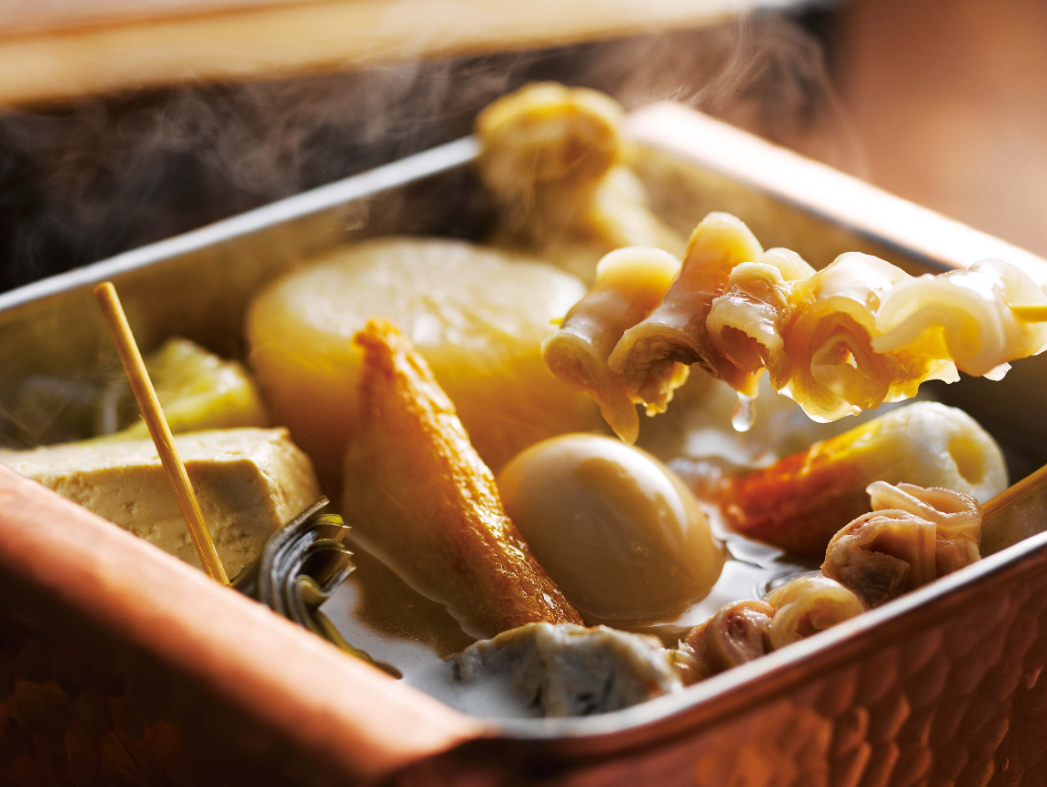 靜岡的特色食物 – 靜岡煮。與一般的關東煮相較，湯汁顏色較深，內容也略有差異。