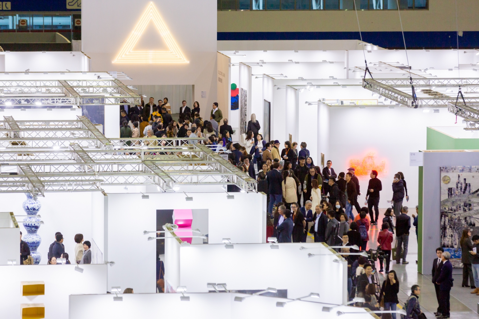 首屆台北當代藝術博覽會吸引來自台北和世界各地逾 28,201名觀展者進場參觀。