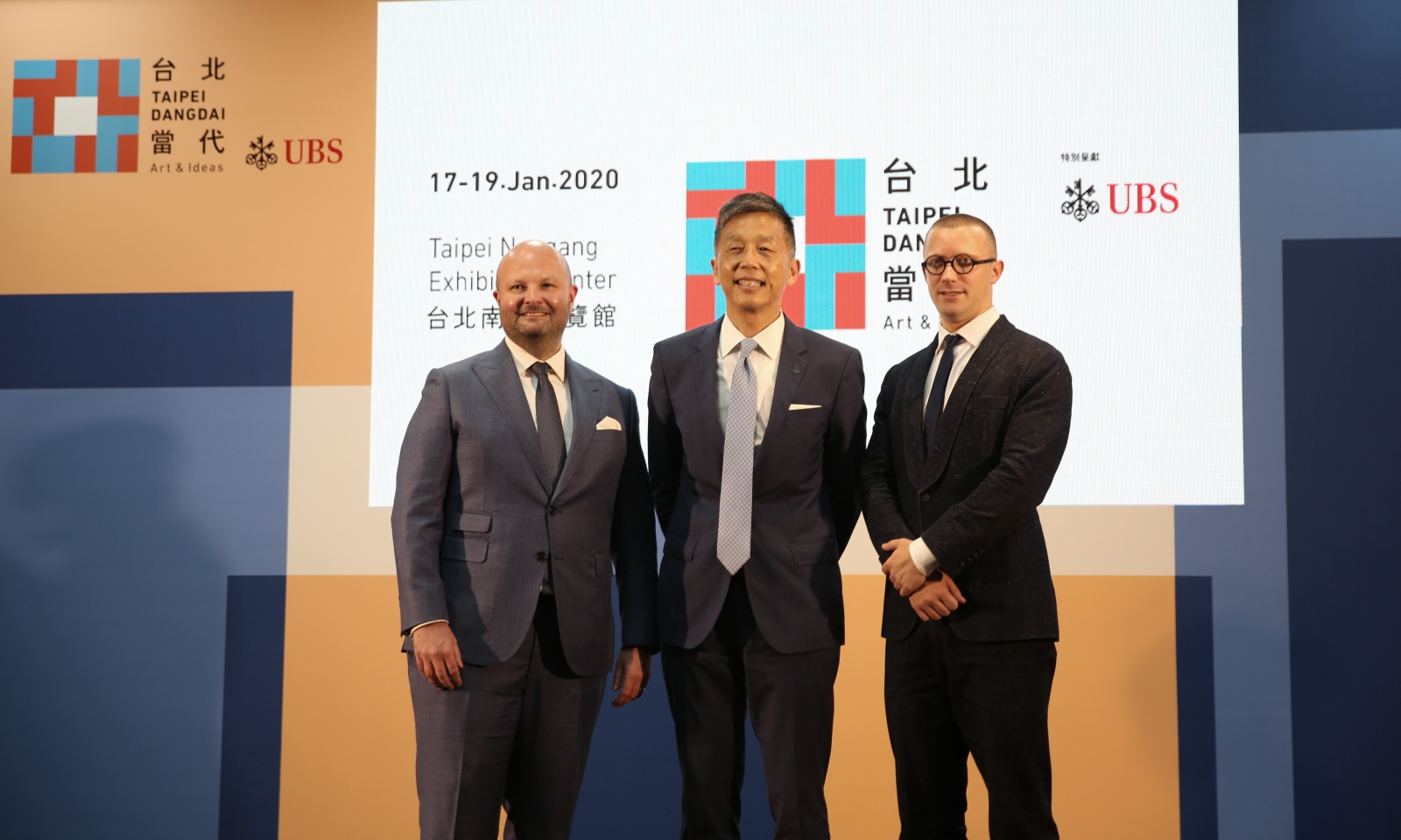 瑞銀集團(UBS)台灣區總經理陳允懋(圖中)，與台北當代藝術博覽會聯合總監任天晉(Magnus Renfrew，左)及岳鴻飛(Robin Peckham，右)。