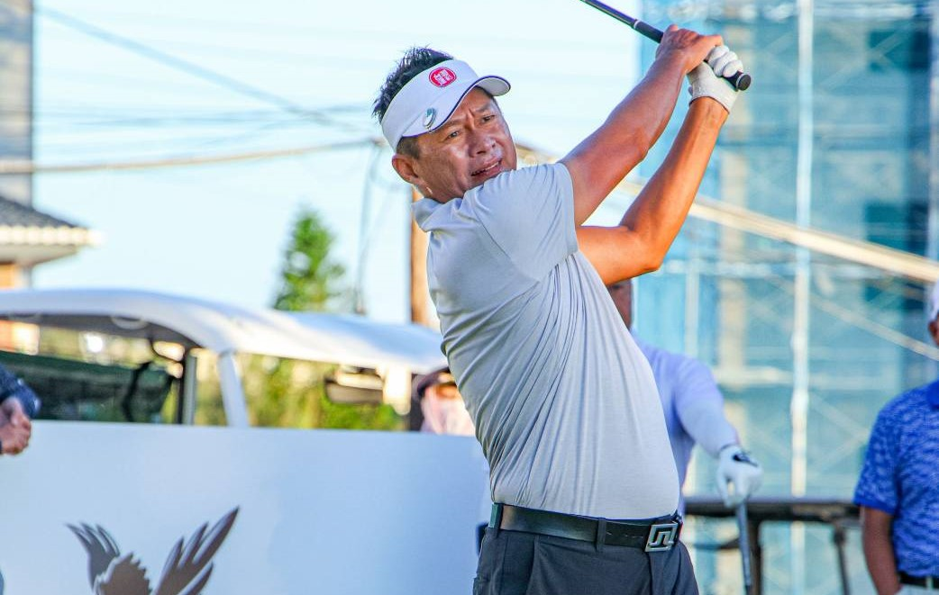 仰德之友長春邀請賽首輪：連騼森征服強風68桿獨走；鍾春興、黃世和超長組並居領先