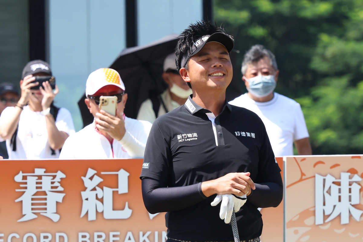 第40屆台灣名人賽第三輪洪健堯、沈威成都打出70桿竄居領先和並居第二，明天力拼首件綠夾克