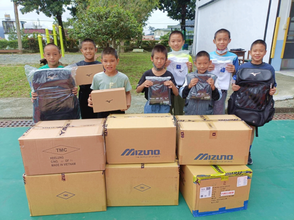 台灣美津濃公司捐贈花蓮光復三校運動裝備協助校隊恢復訓練